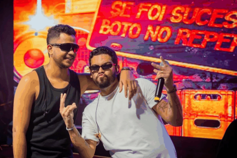 Mikael Santos e Devinho Novaes chamam a atenção na web pela amizade após show em Porto Seguro