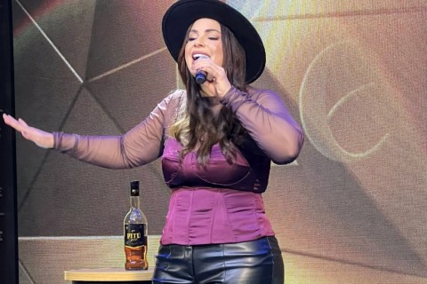 Prometendo sucesso e emoção, Kelly Olliveira grava "Mesa de Bar 3.0" em Fortaleza