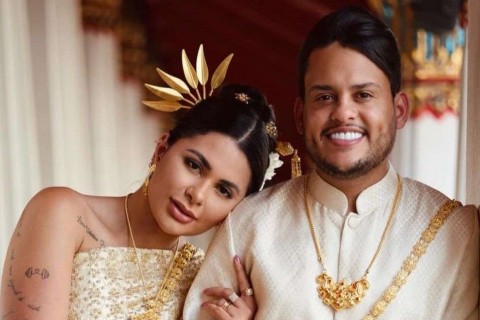 Thiago Aquino e a esposa posam para ensaio fotográfico durante viagem à Tailândia