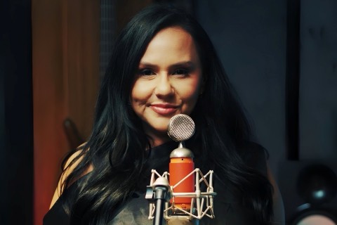 Noda de Caju traz de volta "Magia Branca", na voz de Valéria Cavalcanti, em novo clipe