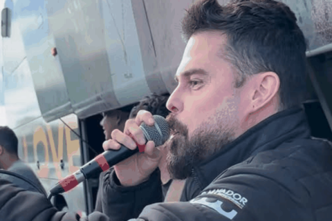 Kart Love solta a voz e anima motoristas durante engarrafamento na Bahia