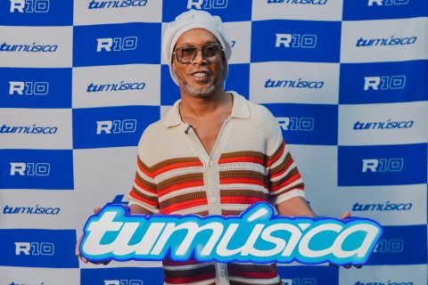 Ronaldinho lança selo global e prepara álbum para o Mundial
